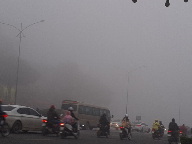 Hà Nội có sương mù dày đặc sáng 2-2 khiến tầm nhìn hạn chế, nguy cơ tai nạn giao thông