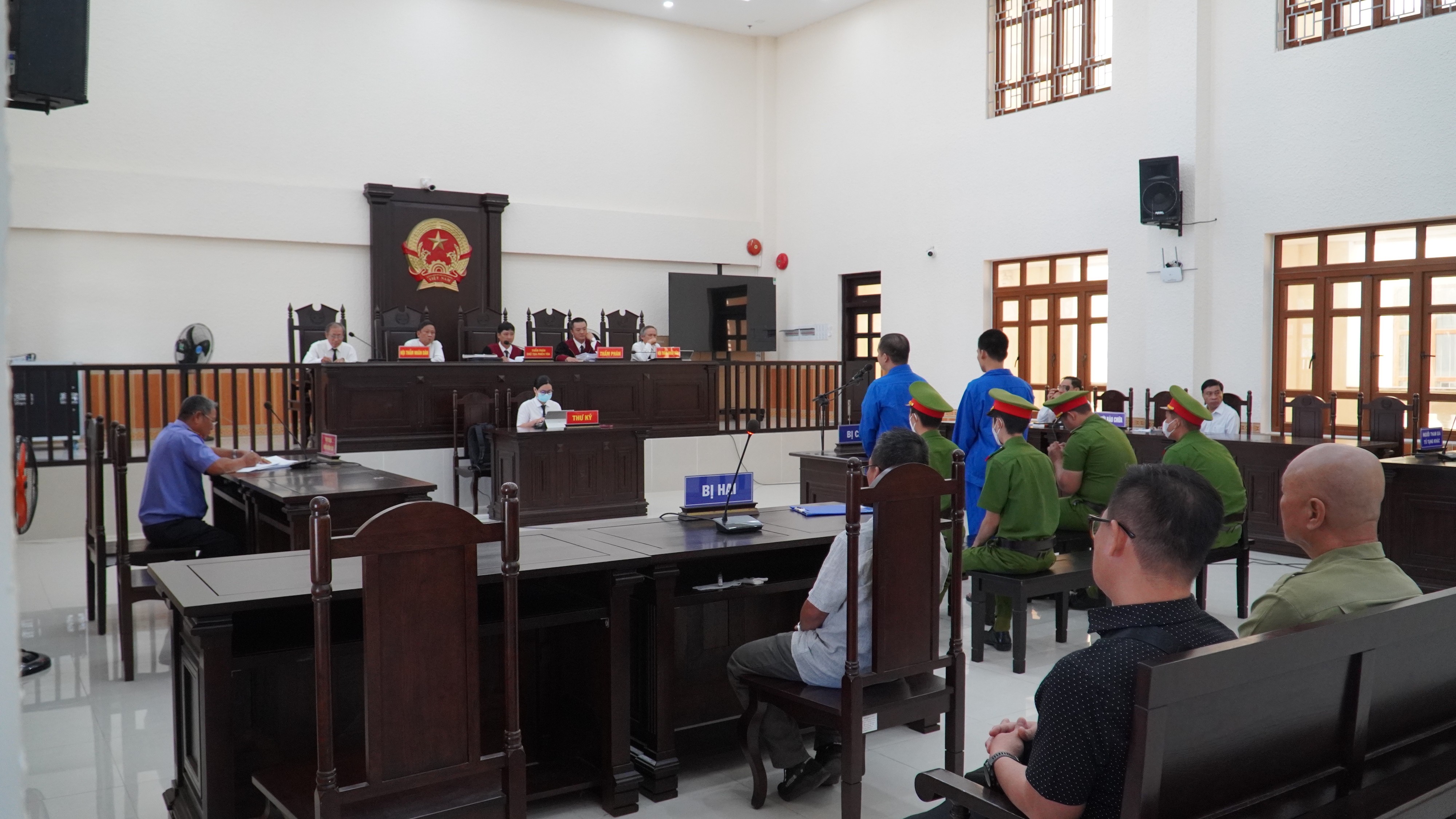 Hồ sơ điều tra - Bình Thuận: Bao nhiêu năm tù cho 2 thanh niên dùng súng bắn nhầm người