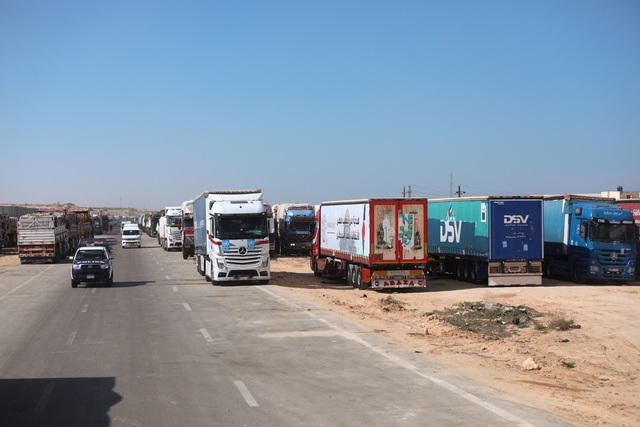 Các xe tải chở hàng cứu trợ tại cửa khẩu Rafah giữa Ai Cập và Dải Gaza hôm 1-2Ảnh: Reuters
