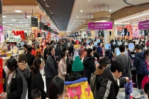 Siêu thị chật kín khách mua sắm trước kỳ nghỉ Tết Nguyên đán Giáp Thìn 2024