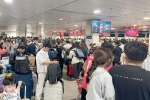 Quá nửa chuyến bay xuất phát từ Tân Sơn Nhất bị chậm giờ, hành khách vạ vật chờ đợi