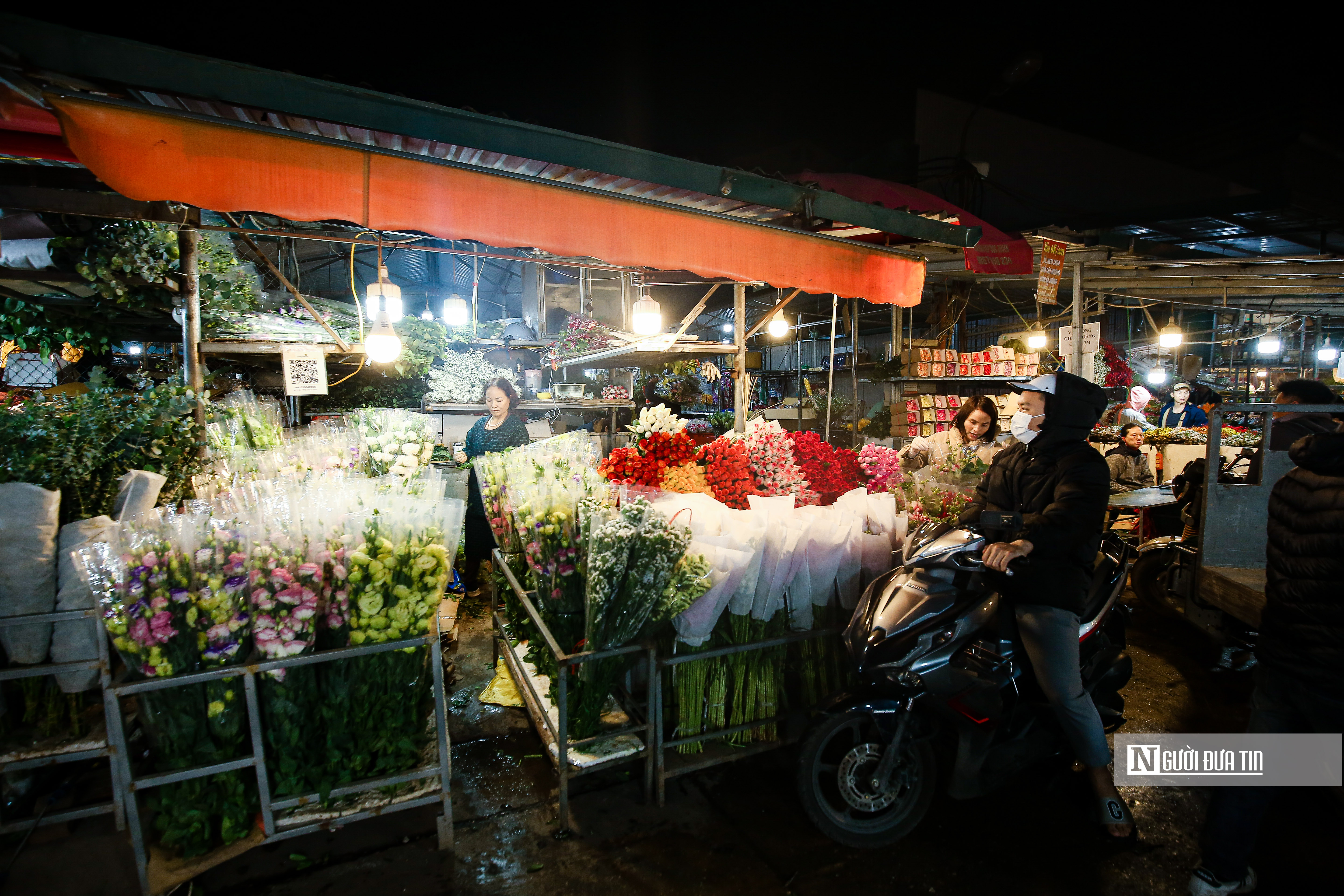 Dân sinh - Khung cảnh tấp nập tại chợ hoa Quảng An ngày cận Tết (Hình 4).