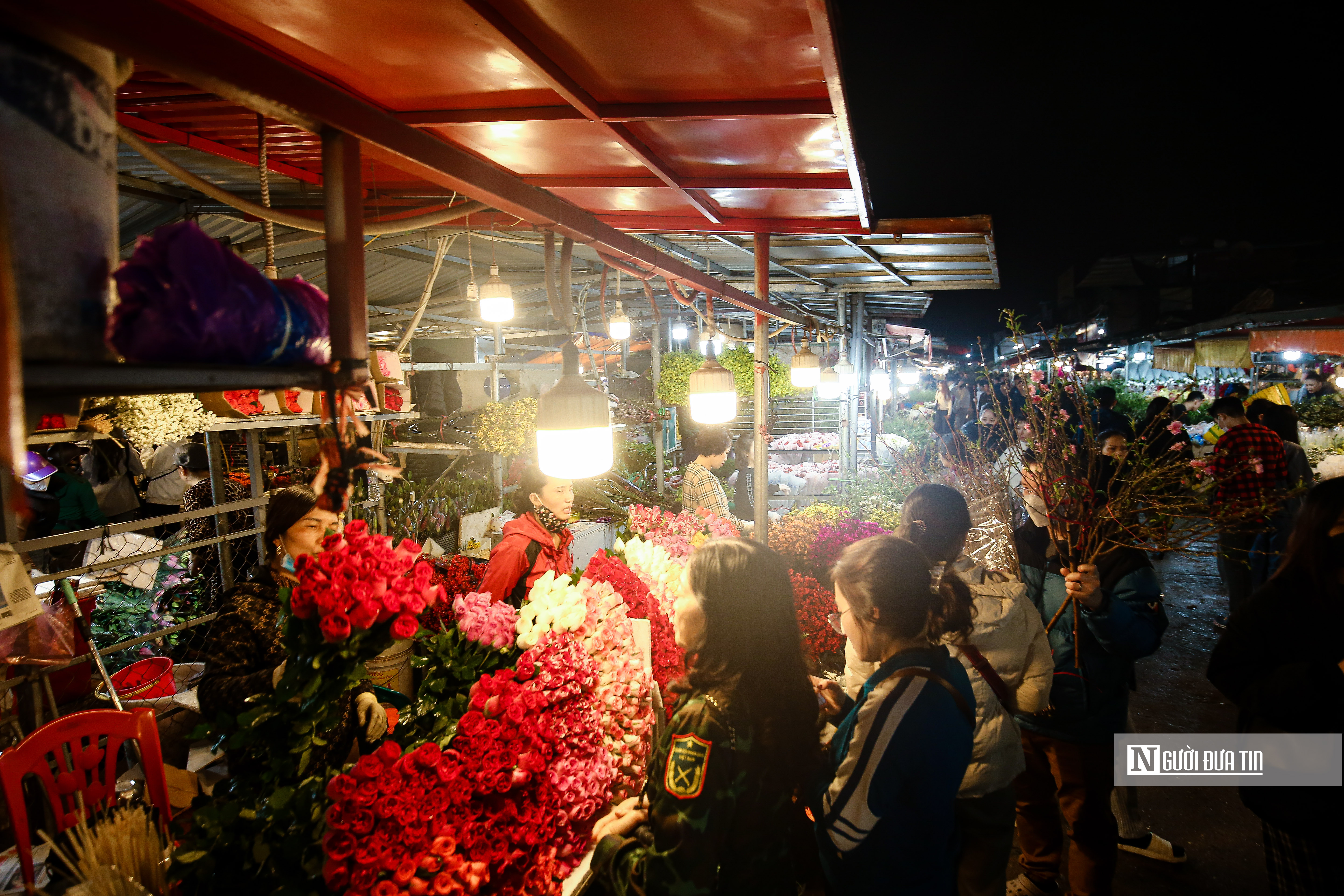 Dân sinh - Khung cảnh tấp nập tại chợ hoa Quảng An ngày cận Tết (Hình 8).