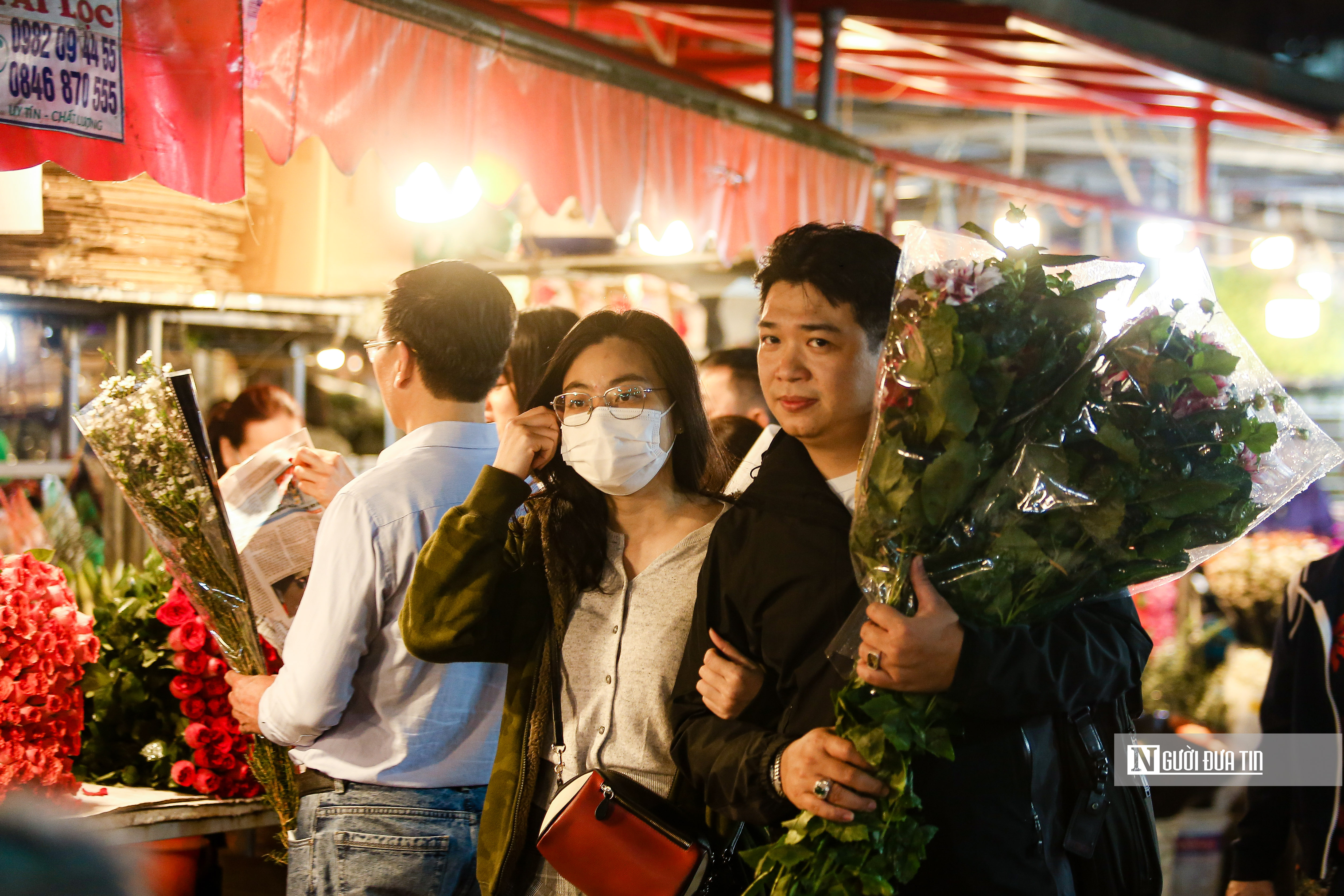 Dân sinh - Khung cảnh tấp nập tại chợ hoa Quảng An ngày cận Tết (Hình 9).