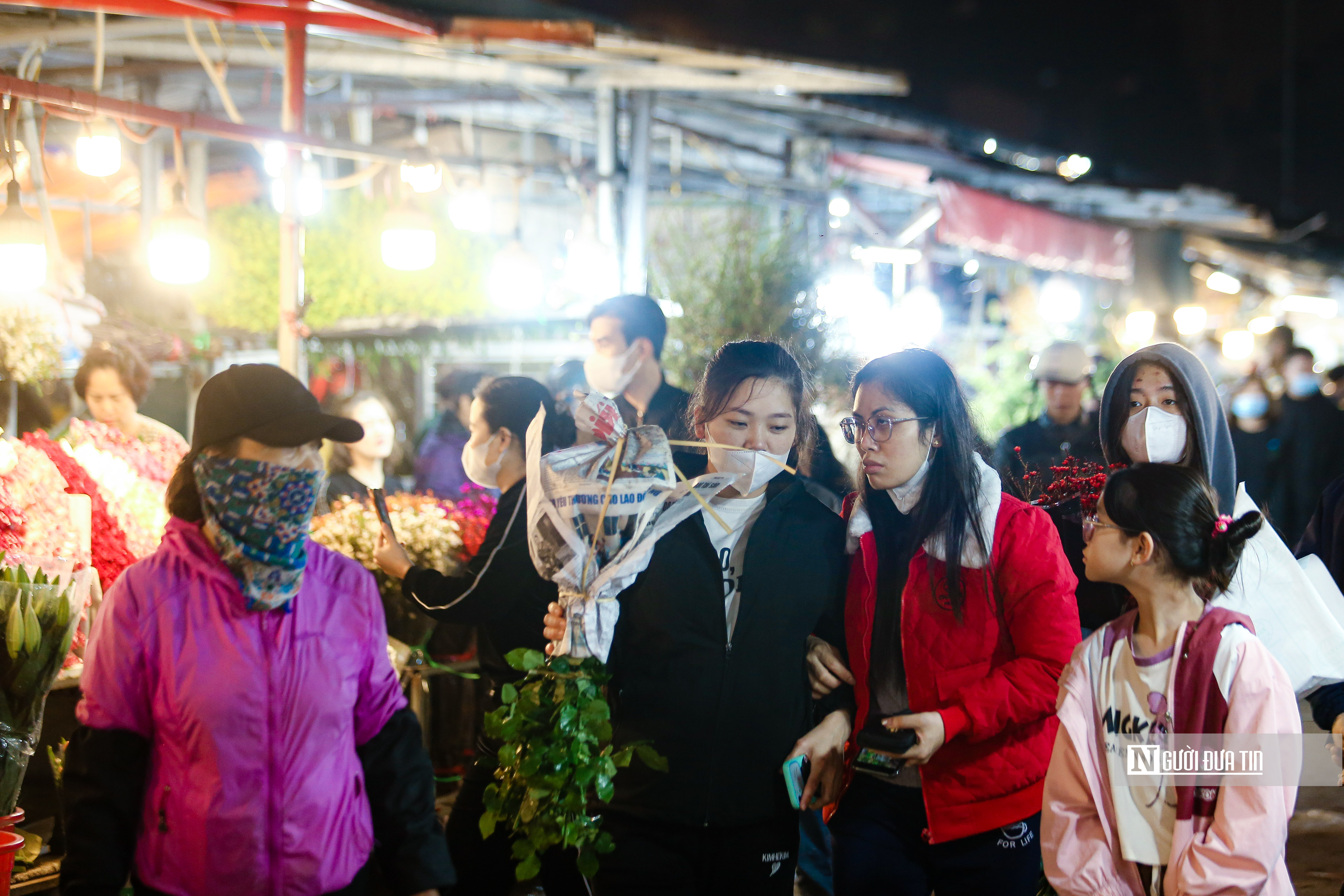 Dân sinh - Khung cảnh tấp nập tại chợ hoa Quảng An ngày cận Tết (Hình 10).