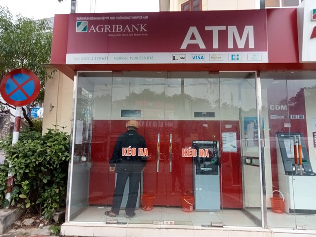 Khung cảnh trái ngược tại các trụ ATM ngày cận Tết- Ảnh 1.