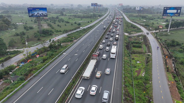 Ôtô xếp hàng dài 2 km để vào cao tốc Pháp Vân - Cầu Giẽ rời Thủ đô- Ảnh 8.