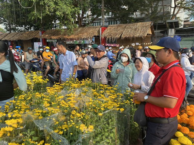 Tránh cảnh đập bỏ hoa, TP HCM mua hơn 9.000 chậu hoa Tết của tiểu thương- Ảnh 1.