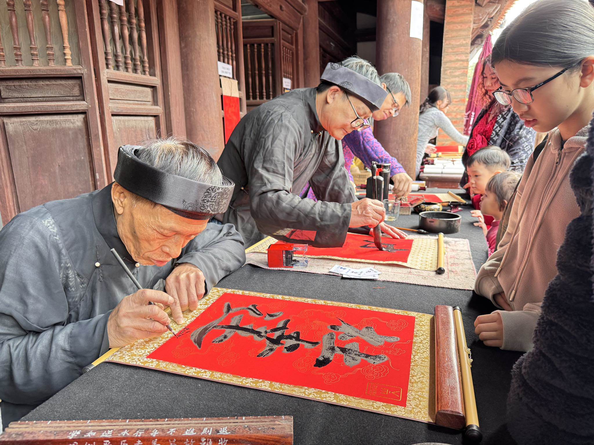 Dân sinh - Người dân xếp hàng dài chờ xin chữ đầu năm ở Văn Miếu (Hình 11).