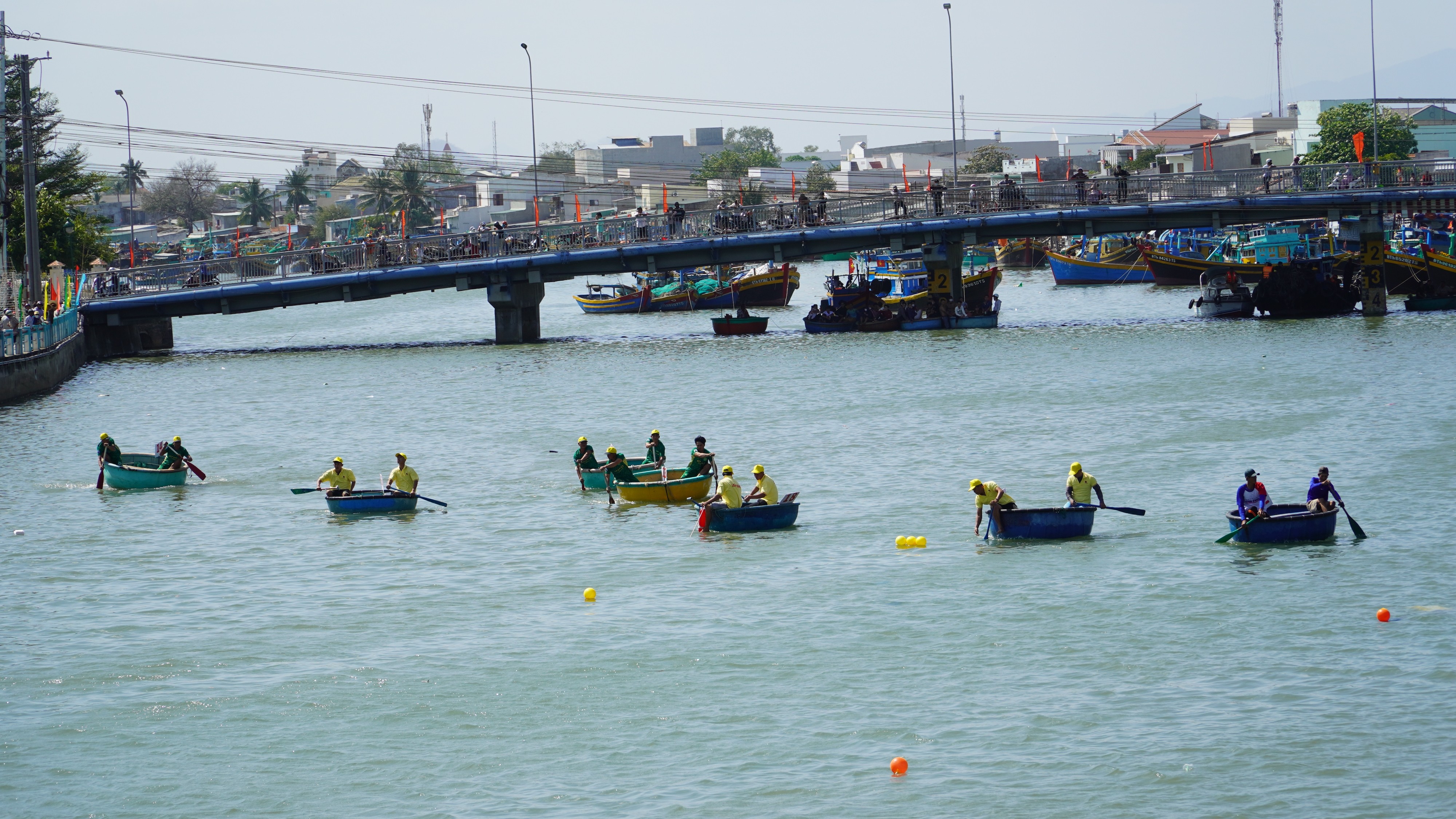 Văn hoá - Bình Thuận: Đặc sắc Lễ hội đua thuyền mừng xuân Giáp Thìn 2024 (Hình 9).