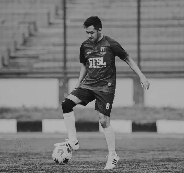 Cầu thủ Indonesia qua đời sau khi bị sét đánh trên sân- Ảnh 1.
