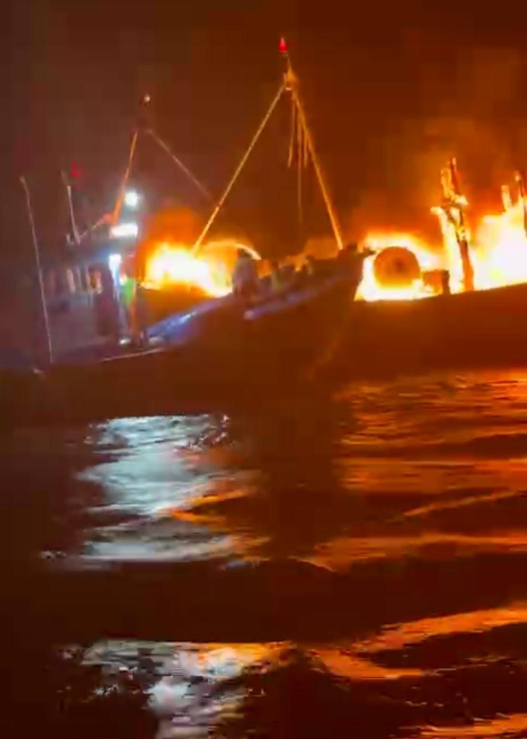 Dân sinh - Bình Thuận:Cháy tàu cá ở Mũi Né, ứng phó với sự cố tràn 6,8 tấn dầu DO (Hình 3).