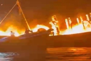 Bình Thuận: Cháy tàu cá ở Mũi Né, ứng phó với sự cố tràn 6,8 tấn dầu DO
