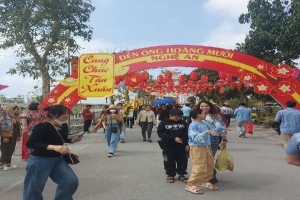 Hơn 30 nghìn du khách đến đền Ông Hoàng Mười cầu an trong dịp Tết