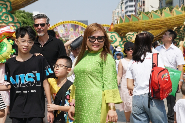 8 ngày mở cửa, Đường hoa Nguyễn Huệ thu hút 1,2 triệu lượt khách tham quan- Ảnh 2.