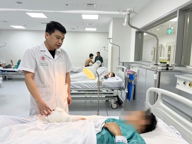 Một bệnh viện tiếp nhận 15 ca tai nạn do pháo nổ trong ngày
- Ảnh 1.