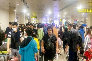 Khách bay vào TP HCM đông nghẹt, nhiều người 'méo mặt' vì bị… dời lịch bay