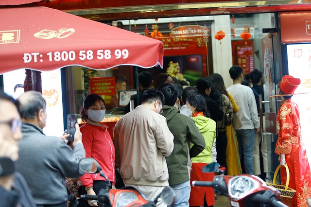 Hà Nội xếp hàng mua vàng trước ngày vía Thần Tài, tiệm vàng ở TP HCM thưa thớt- Ảnh 1.