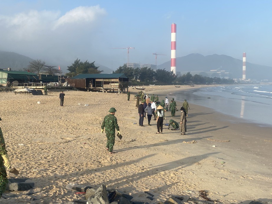 Dân sinh - Phát hiện dầu hắc vón cục dạt trên bờ biển Hà Tĩnh