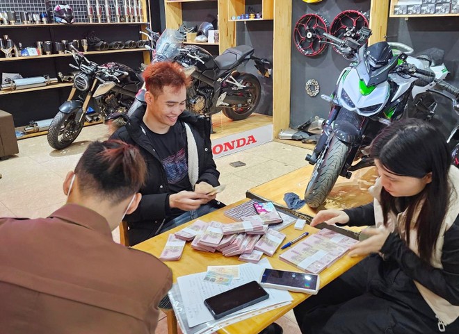 Hình ảnh Nguyễn Văn Dân khi đi mua xe máy bằng số tiền cướp được