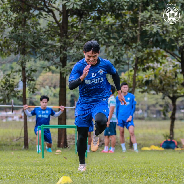 Cựu tuyển thủ Hà Minh Tuấn bất tỉnh trong trận đấu trên sân Hòa Xuân- Ảnh 2.