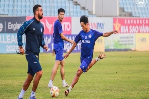 Cựu tuyển thủ Hà Minh Tuấn bất tỉnh trong trận đấu trên sân Hòa Xuân