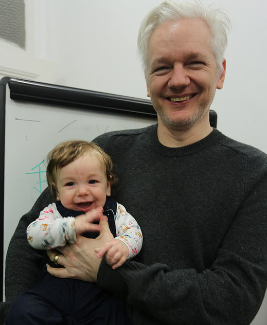 Ông chủ WikiLeaks đột quỵ trong tù