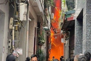 Cháy lớn thiêu rụi kho quần áo gần chợ Ninh Hiệp