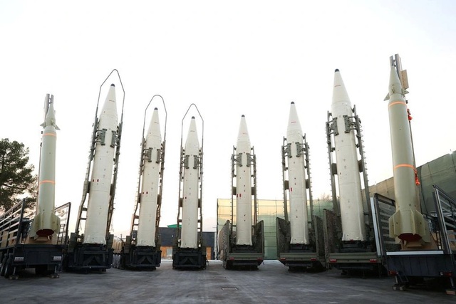 Tên lửa đạn đạo của Iran được trưng bày trong buổi lễ tại Tehran, Iran, vào tháng 8-2023. Ảnh: Reuters