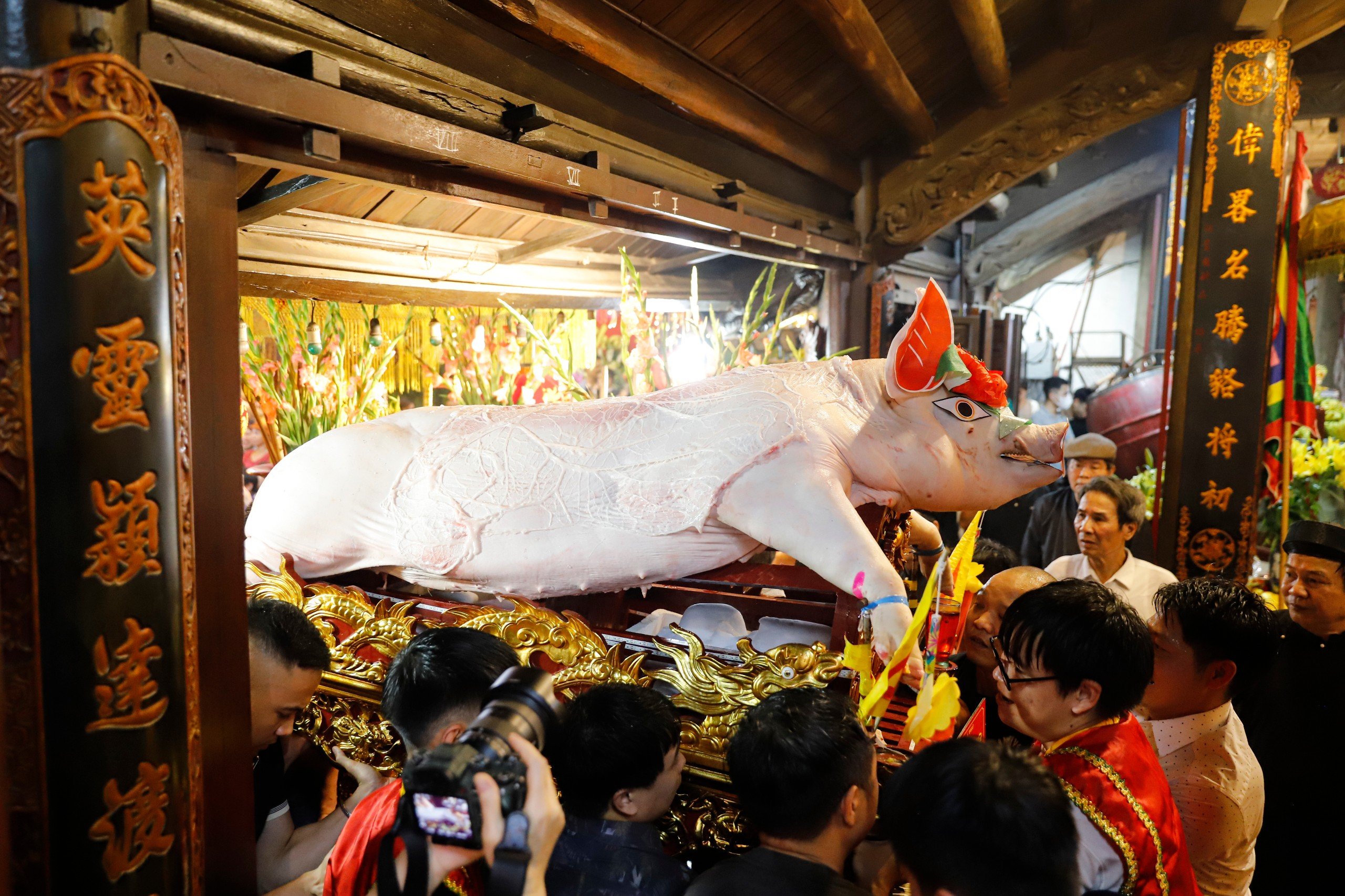 Dân sinh - Hà Nội: Biển người chen chân xem lễ rước 'ông lợn' hàng trăm cân ở xã La Phù (Hình 3).