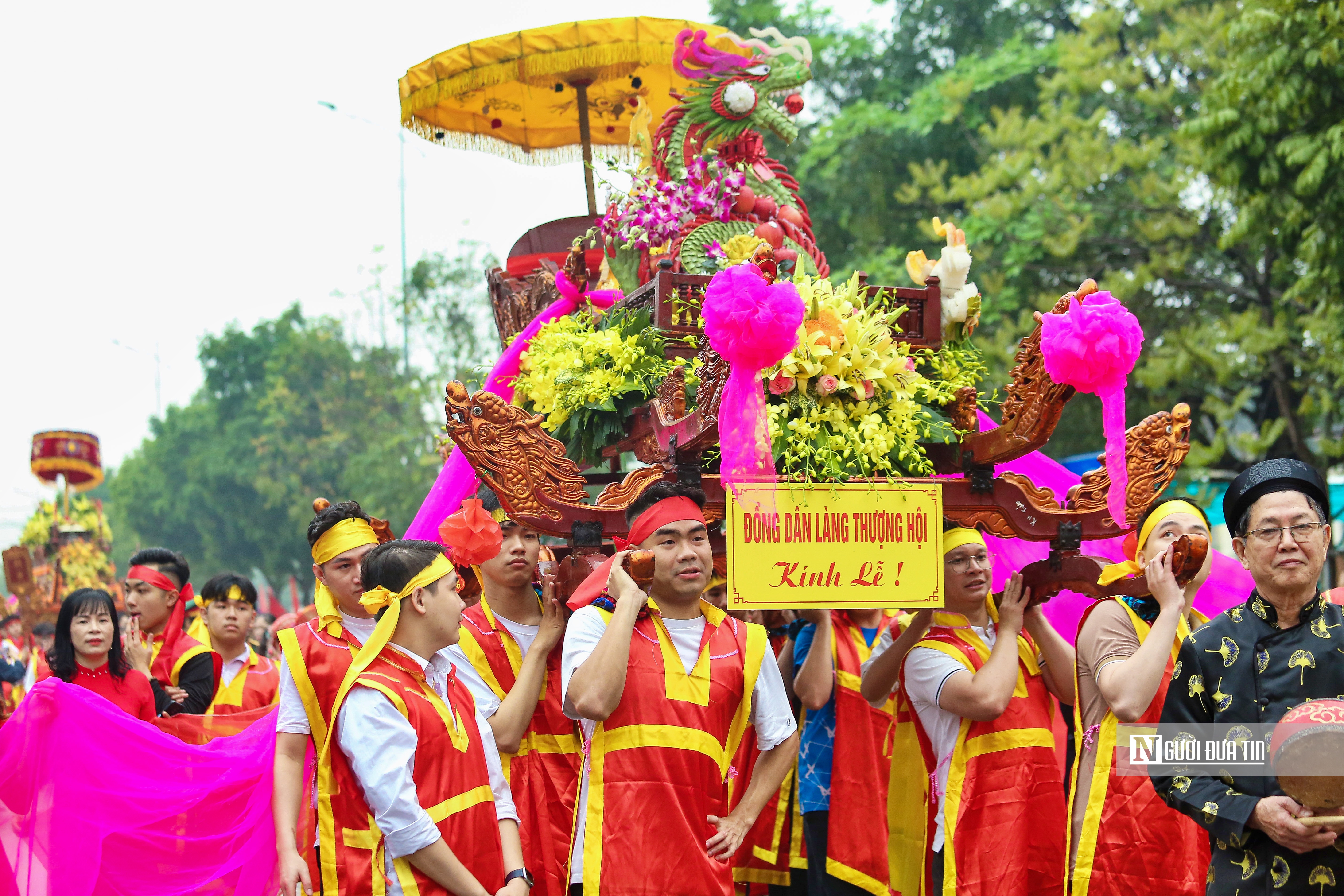 Văn hoá - Hà Nội: Hàng nghìn người đội mưa dự lễ hội Chèo tàu Tổng Gối (Hình 2).