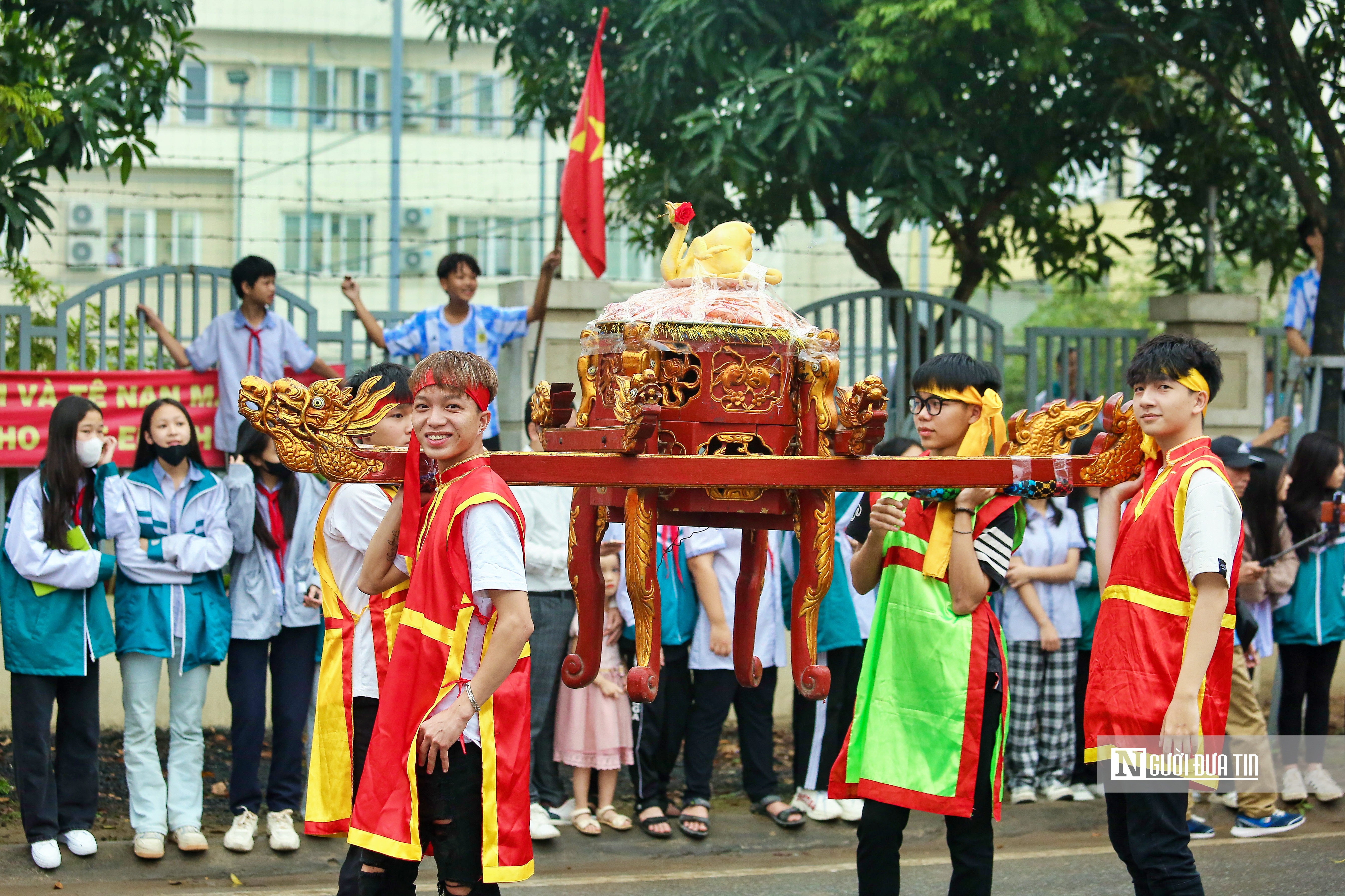 Văn hoá - Hà Nội: Hàng nghìn người đội mưa dự lễ hội Chèo tàu Tổng Gối (Hình 10).
