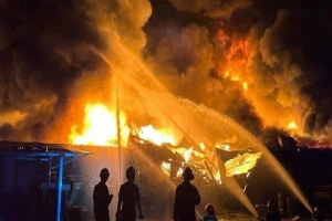Cột khói lửa bốc cao hàng trăm mét trong vụ cháy lớn nhà xưởng