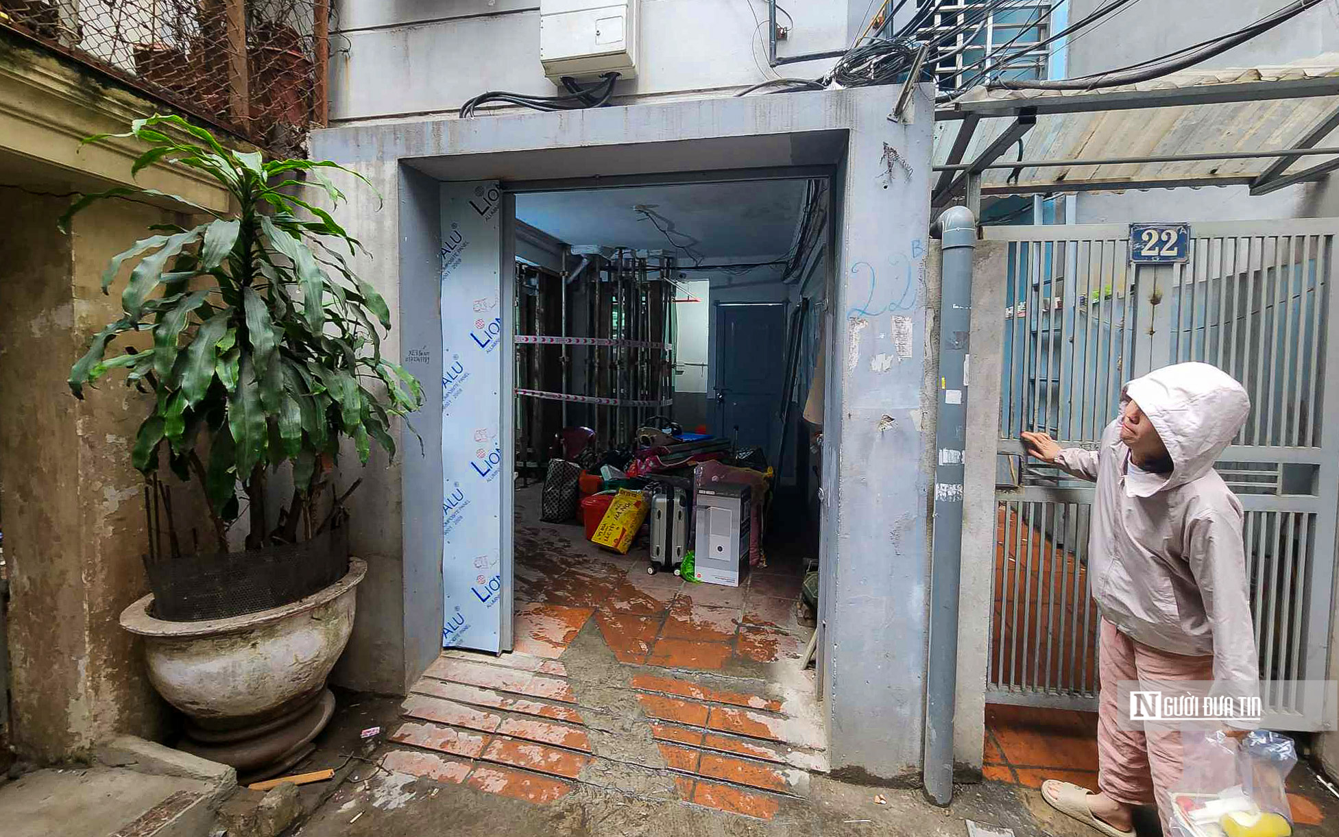 Bất động sản - Hà Nội: Cận cảnh tòa chung cư được gia cố bằng hệ thống giàn giáo