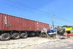 Tây Ninh: Lạc tay lái tài xế xe container ủi vào nhà dân