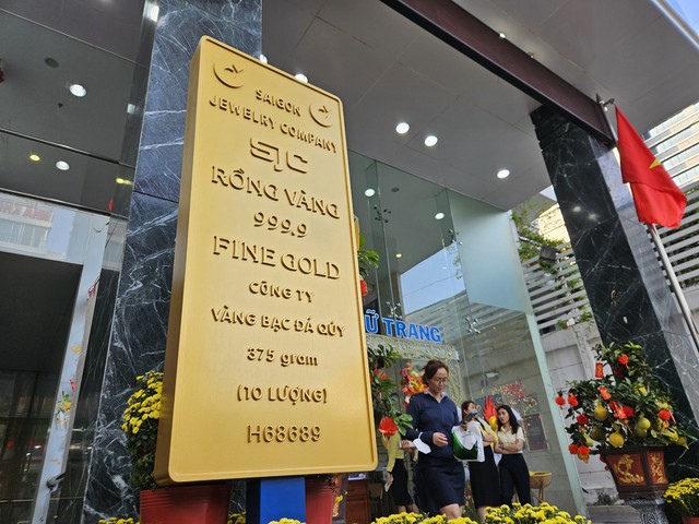 Giá vàng hôm nay 26-2: Giá vàng SJC lại cán mốc 79 triệu đồng/lượng- Ảnh 1.