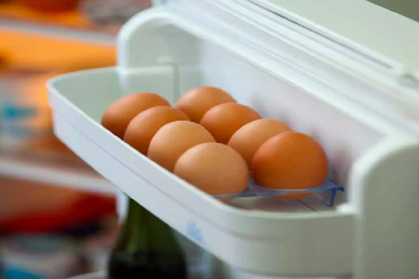 Bảo quản trứng ở cánh cửa tủ lạnh ai cũng tưởng đúng hóa ra sai lầm