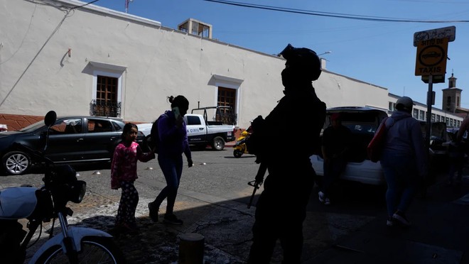 Lực lượng an ninh tuần tra trên đường phố ở Maravatio, bang Michoacan, Mexico, ngày 27-2