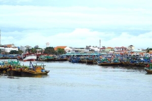 Bình Thuận: Cứu vớt an toàn các thuyền viên tàu cá bị chìm trên biển