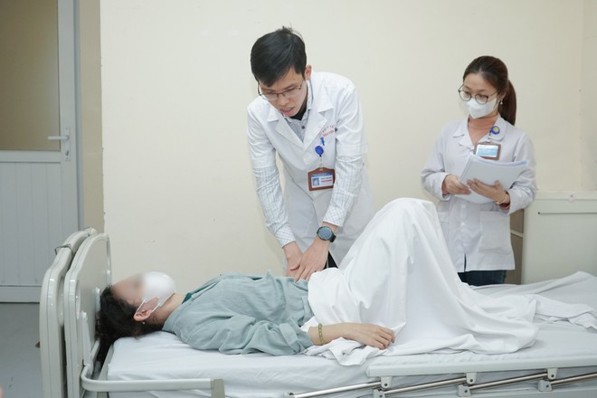 Bác sĩ Bệnh viện E thăm khám cho nữ bệnh nhân người Philippines