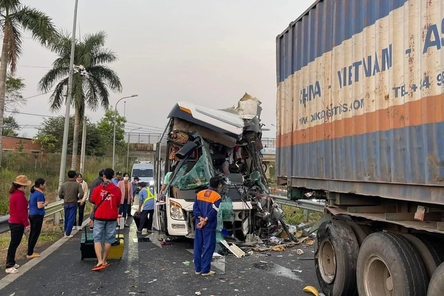 Vụ xe khách tông kinh hoàng ở cao tốc TP HCM-Long Thành-Dầu Giây: Tài xế chết, 12 hành khách bị thương- Ảnh 2.