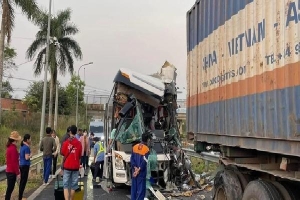 Vụ xe khách tông kinh hoàng ở cao tốc TP HCM-Long Thành-Dầu Giây: Tài xế chết, 12 hành khách bị thương