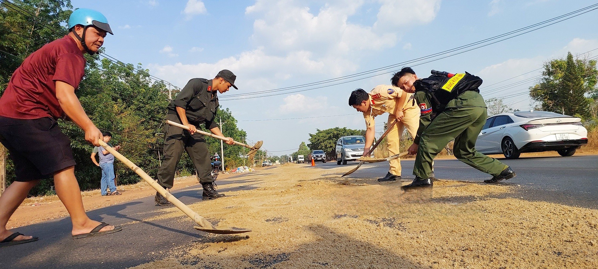 Dân sinh - Bình Phước: Kịp thời khắc phục sự cố vết dầu loang trên đường QL14