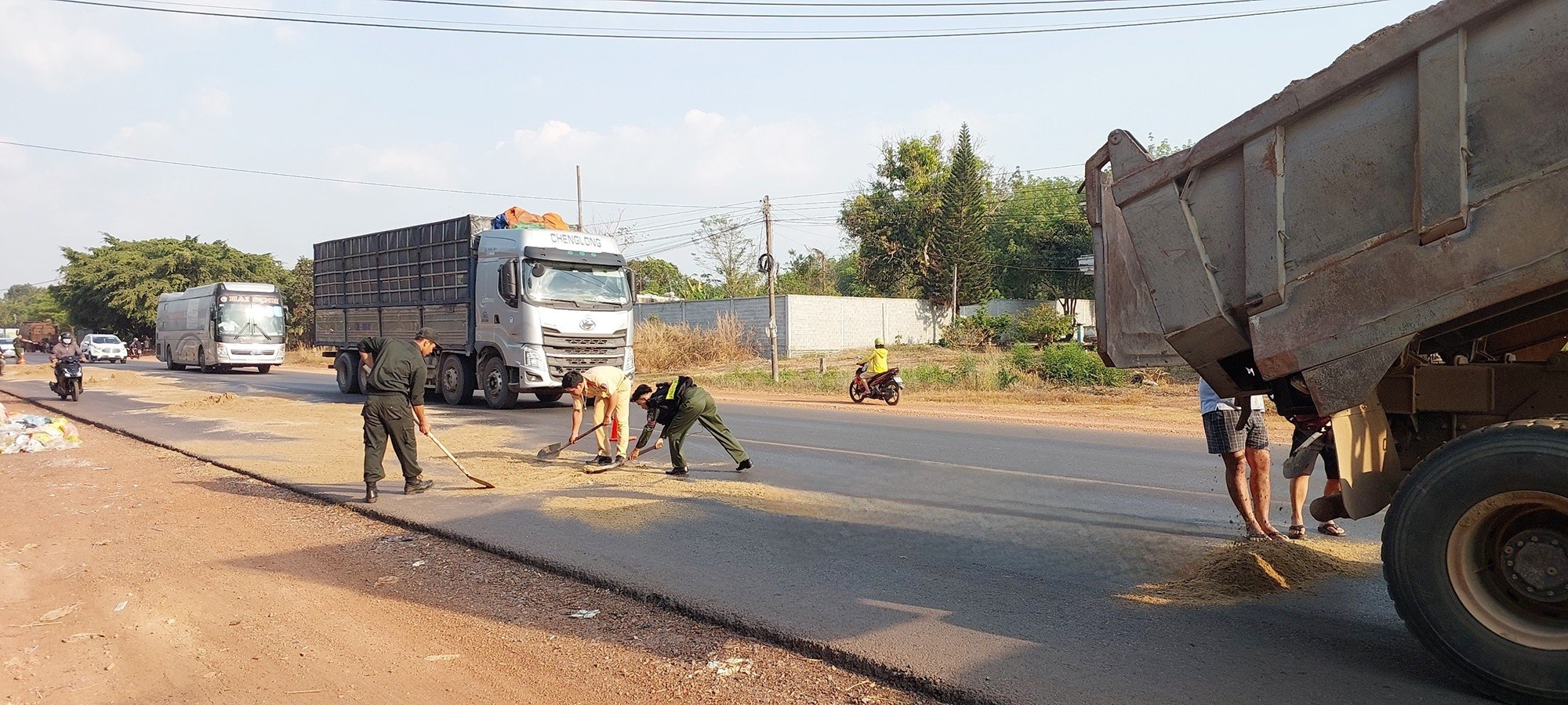 Dân sinh - Bình Phước: Kịp thời khắc phục sự cố vết dầu loang trên đường QL14 (Hình 3).