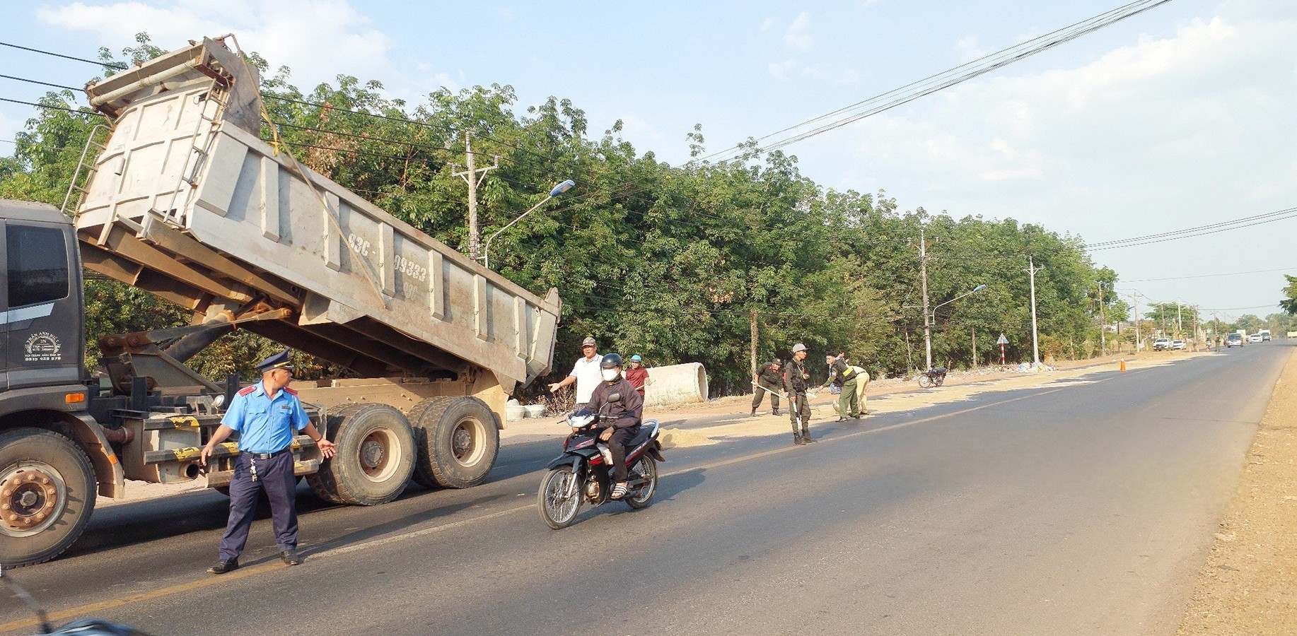 Dân sinh - Bình Phước: Kịp thời khắc phục sự cố vết dầu loang trên đường QL14 (Hình 4).