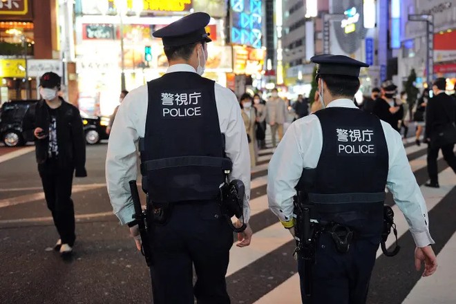 Các sĩ quan cảnh sát tuần tra trên đường phố Tokyo, Nhật Bản