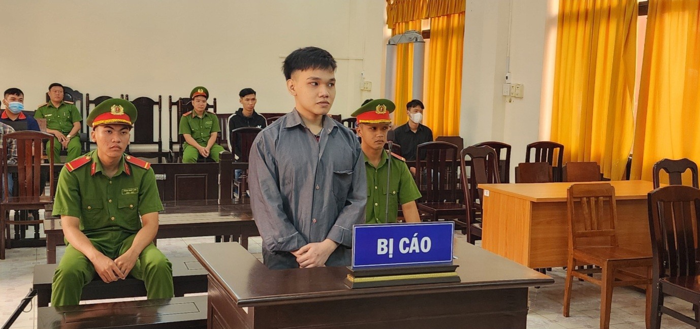 Hồ sơ điều tra - Kiên Giang: Lãnh 12 tháng tù vì xin súng về chụp ảnh khoe trên mạng