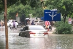Xe cộ chết máy hàng loạt trong mưa lớn ở Hà Nội