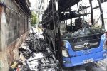 Xe khách giường nằm bốc cháy dữ dội khi đang chất hàng ở Sài Gòn