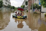 Đường ngập lụt, người dân chèo thuyền như 'sông nước miền Tây'